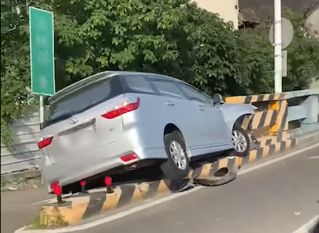 有嘉义民眾4月30日因驾驶不慎，逆向撞上嘉雄陆桥，在网路上掀起讨论。（图／翻摄自脸书）