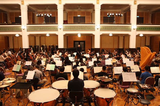 台北市立交響樂團今天上午表示，在高雄衛武營音樂廳舉辦的《冰雪烈焰─殷巴爾與陳毓襄》音樂會，因受疫情影響取消演出，已購票之民眾可辦理全額退費。（資料照片，北市交提供）