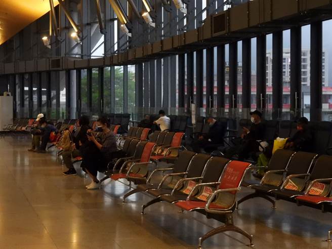 台铁今表定列车全面停驶，车站相当冷清。（罗亦晽摄）