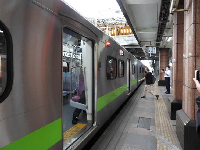 台铁今表定列车全面停驶，经台铁局协调，加开18班区间（快）车，其中，花莲开往树林4007次7时14分发车，仅约35人搭乘。（罗亦晽摄）