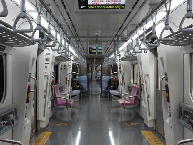 台铁今表定列车全面停驶，经台铁局协调，加开18班区间（快）车，其中，花莲开往树林4007次7时14分发车，仅约35人搭乘。（罗亦晽摄）