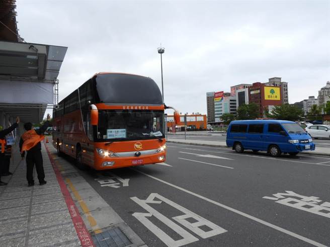 台鐵因應火車停駛，與公路總局合作，今整天將以「類火車」疏運旅客。（羅亦晽攝）