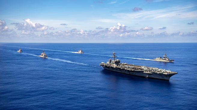 英國《金融時報》（Financial Times）報導，美英3月初就英國能如何降低北京進犯台灣風險、以及台海衝突緊急計畫等首度召開高階會議。圖為美國航空母艦卡爾文森號（USS Carl Vinson）及日本海上自衛隊於2021年9月在太平洋進行相遇敬禮儀式。（資料照／美聯社、美國海軍提供）