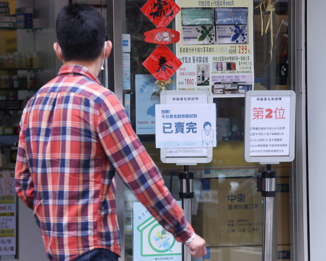 本土疫情爆發，防疫物資完全沒到位，醫護、民眾受害。（羅永銘攝）