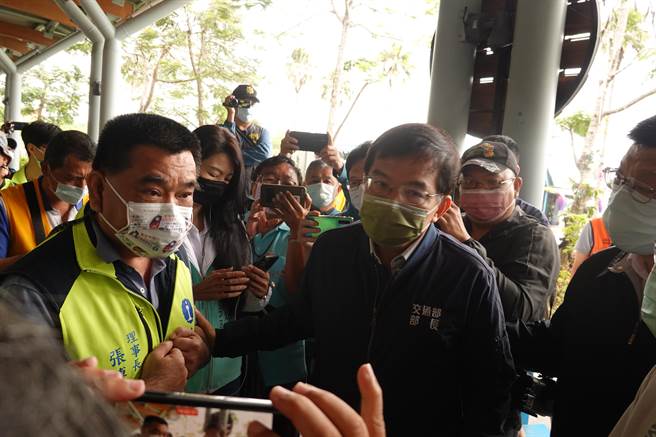 台铁五一不加班，衝击全台铁路疏运，交通部长王国材(右)一早来到台东与台湾铁路工会台东分会理事长张博翔(左)沟通。（蔡旻妤摄）