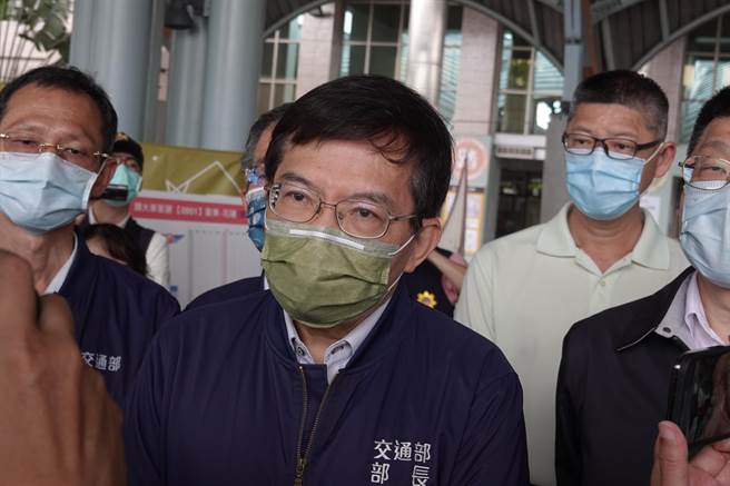 台铁五一不加班，衝击全台铁路疏运交通部长王国材一早来到台东。（蔡旻妤摄）