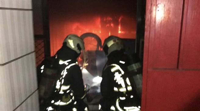 台中市大里區新仁路1日凌晨發生一起住宅火警，消防人員獲報到場搶救。（民眾提供／盧金足台中傳真）