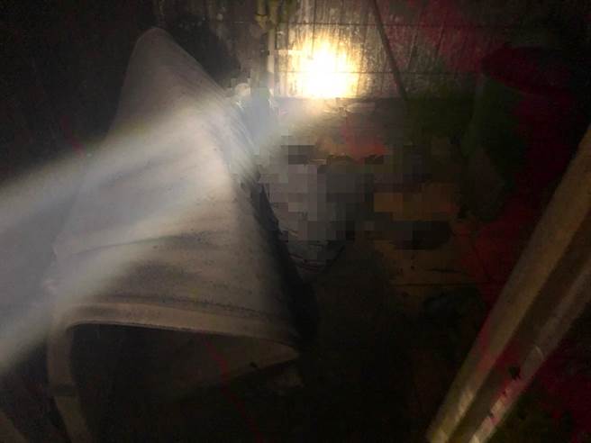 台中市大里區新仁路1日凌晨發生一起住宅火警，一名男子困在廁所內送醫不治。（民眾提供／盧金足台中傳真）