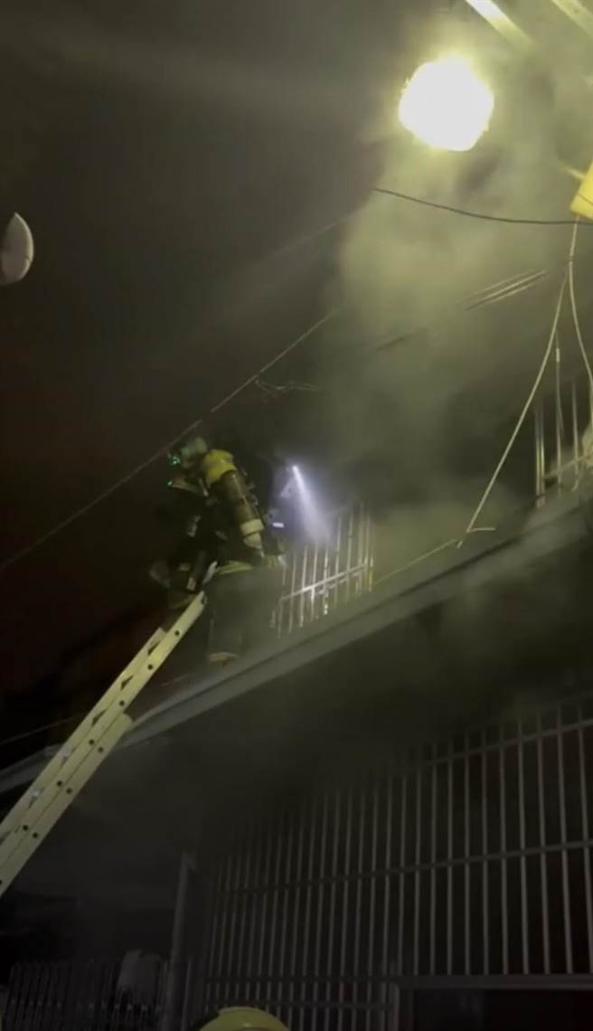 台中市大里區新仁路1日凌晨發生一起住宅火警，消防人員獲報到場搶救。（民眾提供／盧金足台中傳真）