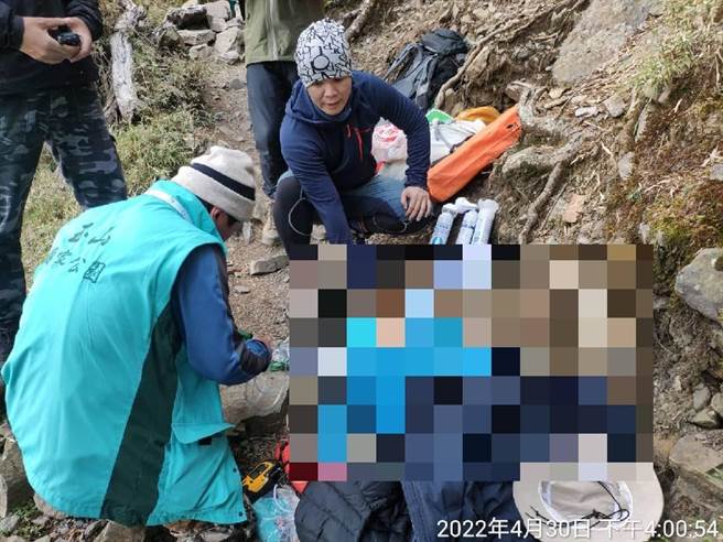 玉山步道6.8k一名山友因中風求援，下山時已死亡。（嘉縣消防局提供／張亦惠嘉縣傳真）