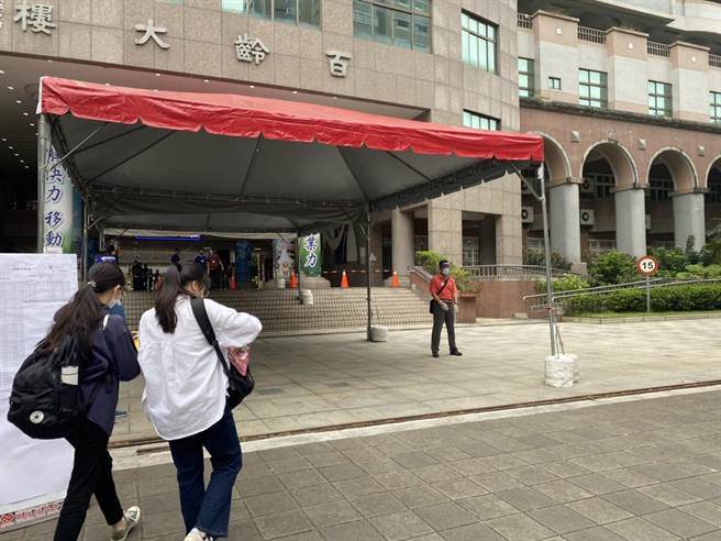 據四技二專暨二技統測最新統計，截至今日上午9時累積確診考生數286人；居隔居檢考生數2441人；使用隔離試場302間，昨日考試中因通知確診無法繼續考試人數1人。（教育部提供）