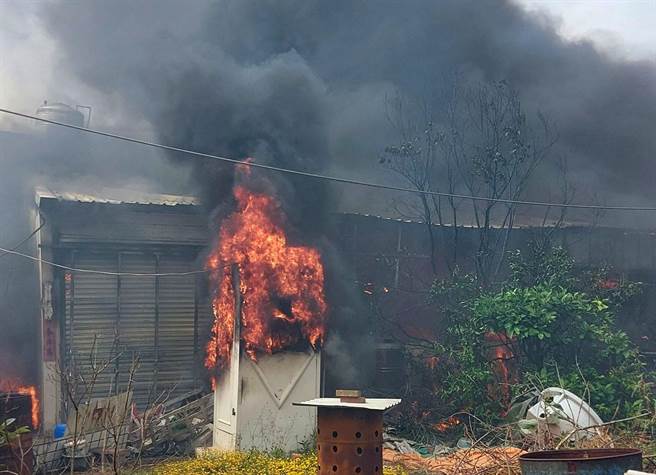 彰化市線東路工廠倉庫火警。（彰化踢爆網提供／吳敏菁彰化傳真）
