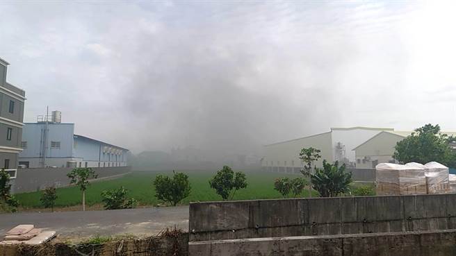 彰化市線東路工廠倉庫火警。（彰化踢爆網提供／吳敏菁彰化傳真）