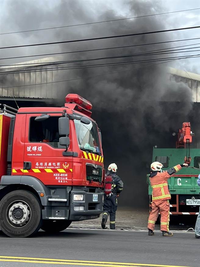 彰化市線東路工廠倉庫火警。（彰化踢爆網提供／吳敏菁彰化傳真）