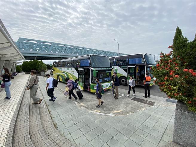 新乌日火车站发出的类火车乘客挂零，6时30分第2班类火车才有3人，但到10时由彰化开来台中的班车则涌进20名乘客。（卢金足摄）