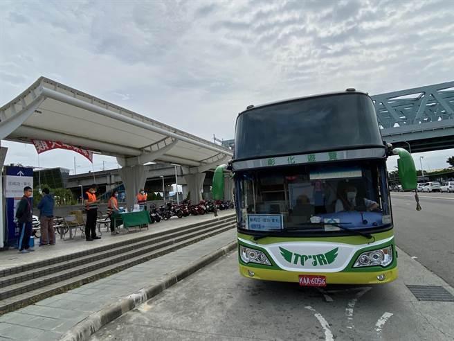 很多民眾知道台铁工会发动51依法休假不出勤服务，形成工作人员比乘客多的情况。（卢金足摄）