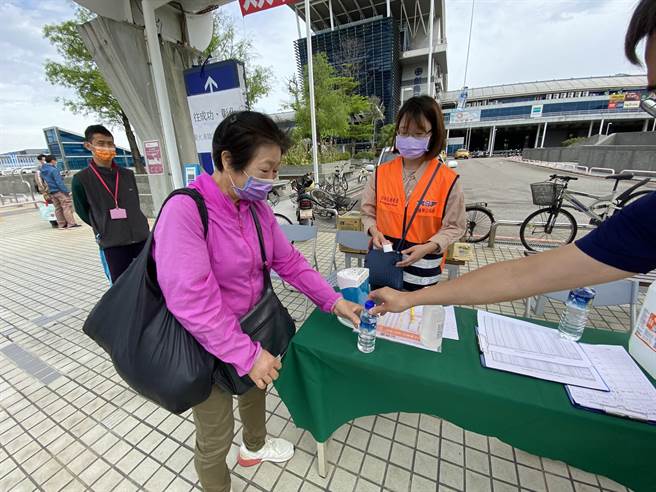 交通部公路总局人员贴心送上矿泉水，提供搭类火车的乘客。（卢金足摄）
