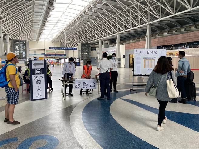 「一日限定类火车」从彰化搭车来台中的乘客踊跃，表示「有车搭就好」。（卢金足摄）