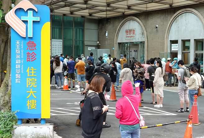本土疫情連3天破萬，陽性率破25%，民眾湧入醫院做篩檢。（姚志平攝）