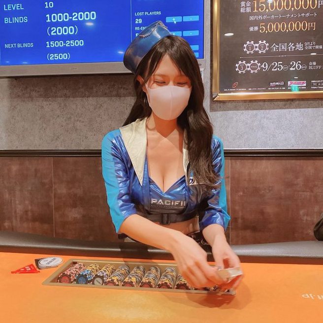 PTT上的这张照片让网友都疯了。(图/明璃奈 IG)