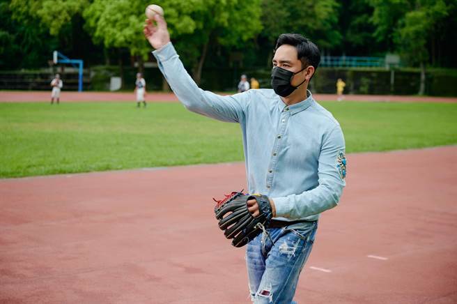 明道陪学生们传接球。（恒星影视提供）