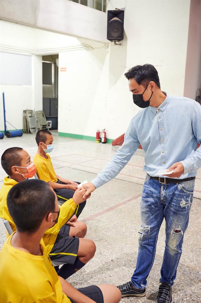 明道鼓励偏乡同学们。（恒星影视提供）