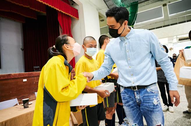 明道勉励偏乡同学们。（恒星影视提供）