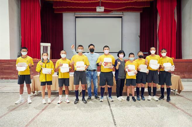 明道与关西国中棒球队同学合影。（恒星影视提供）