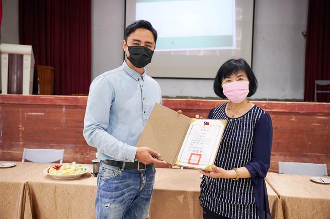 关西国中颁发感谢状给「明道哥哥」。（恒星影视提供）