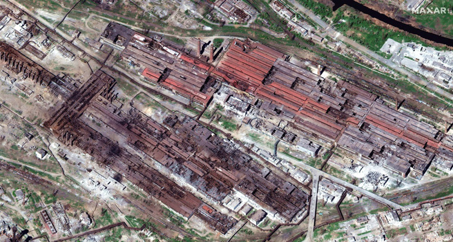 美國馬薩爾科技（Maxar Technologies）4月29日拍下的最新衛星畫面顯示，馬立波亞速鋼鐵廠在俄軍猛轟下嚴重摧毀，部分屋頂完全塌陷、建築被夷為平地。（圖／路透社、馬薩爾科技提供）