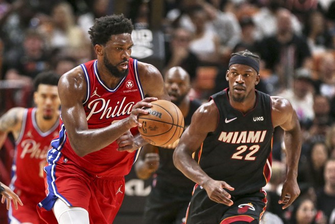 吉米巴特勒(右)希望恩比德趕緊傷癒歸隊。(路透資料照)