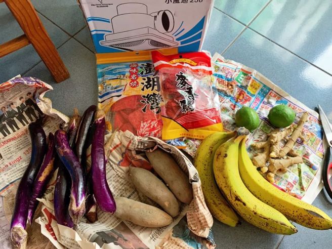好朋友从宜兰寄过来的一大箱蔬菜与零食。（作者提供）