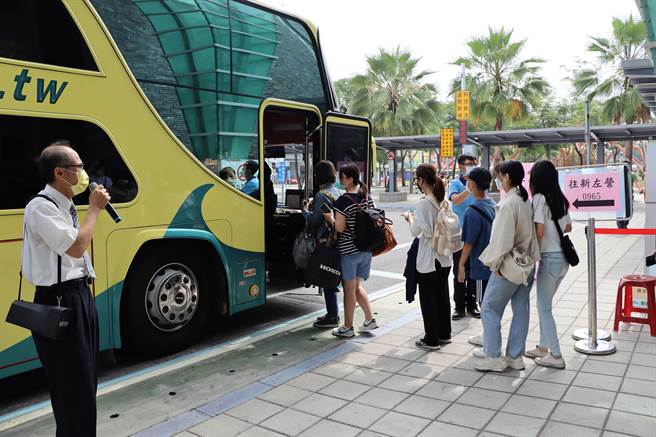 因应台铁大罢工，「类火车」1日上路，但一早乘车人数不多，屏东火车站5点半至9点半间的18班车仅运输108人。（谢佳潾摄）