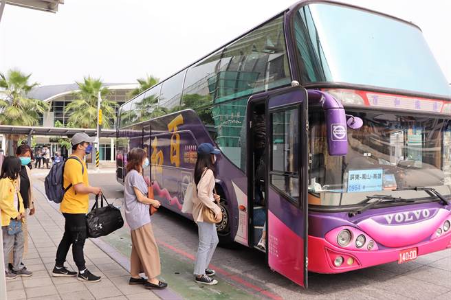 因应台铁大罢工，「类火车」1日上路，但一早乘车人数不多，屏东火车站5点半至9点半间的18班车仅运输108人。（谢佳潾摄）