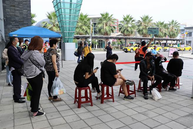 因应台铁大罢工，「类火车」1日上路，但一早乘车人数不多，屏东火车站5点半至9点半间的18班车仅运输108人。（谢佳潾摄）