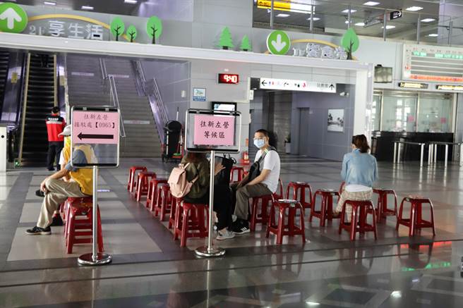 因应台铁大罢工，「类火车」1日上路，但一早乘车人数不多，屏东火车站5点半至9点半间的18班车仅运输108人。（谢佳潾摄）