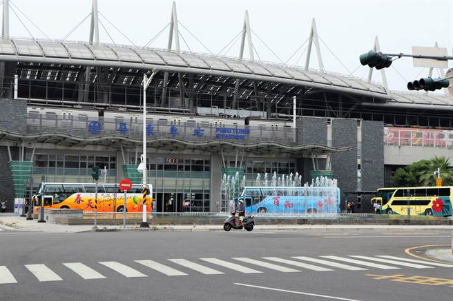 因应台铁大罢工，「类火车」1日上路，但一早乘车人数不多，屏东火车站5点半至9点半间的18班车仅运输108人。（谢佳潾摄）