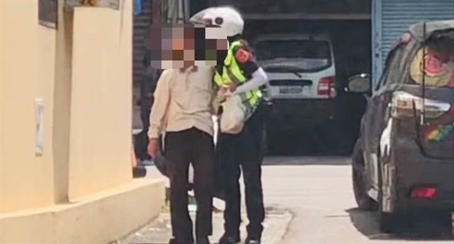 台中市雾峰分局女警暖心搀扶8旬迷途老翁返家，民眾PO网大讚人美心更美。（摘自雾峰人俱乐部／卢金足台中传真）
