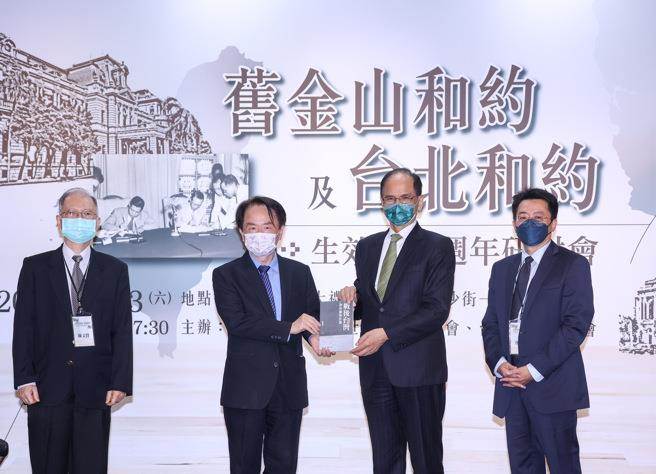 国史馆馆长陈仪深(左二)宣扬台湾主权未定论，引发舆论争议。（资料照片，罗永铭摄）