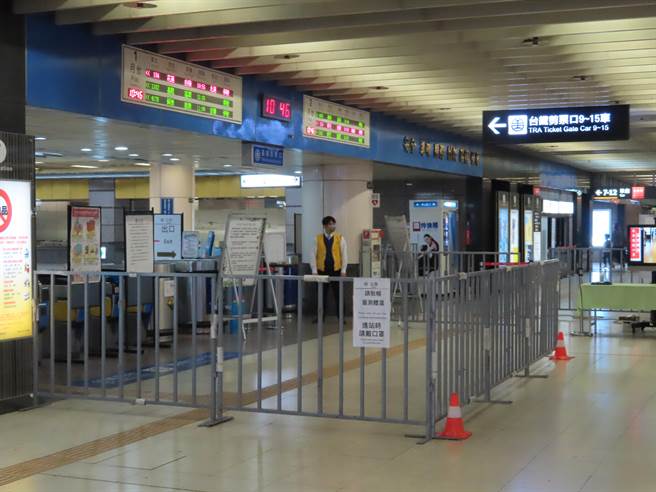 台鐵板橋站仍有不少旅客前來詢問搭乘資訊。（葉德正攝）