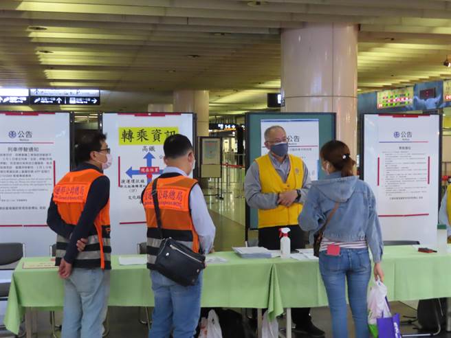 台鐵板橋站仍有不少旅客前來詢問搭乘資訊。（葉德正攝）