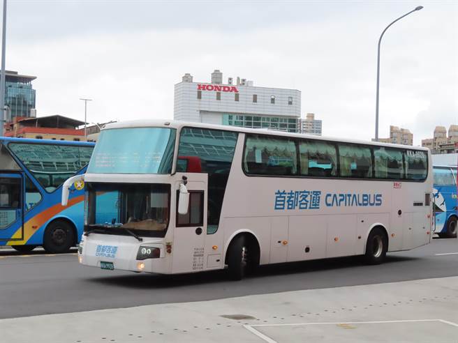 首度客運在板橋站每小時有一班開往花蓮的客運，人潮不多。（葉德正攝）