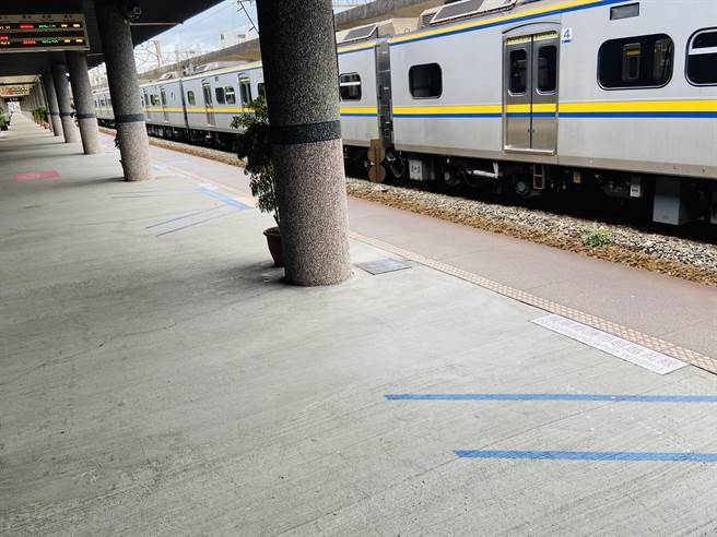 台铁5月1日不加班，表定列车全面停驶，搭车人数少之又少，月台呈现空荡荡的景象，相当冷清。（吴佩蓉摄）