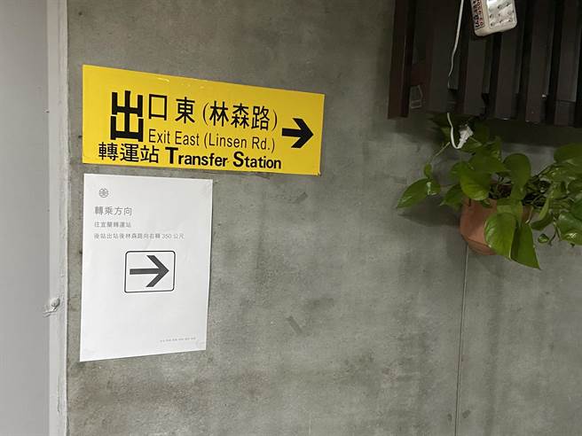 公路总局跟铁路局安排工作人员及许多标示，清楚指引转搭客运的动线。（吴佩蓉摄）