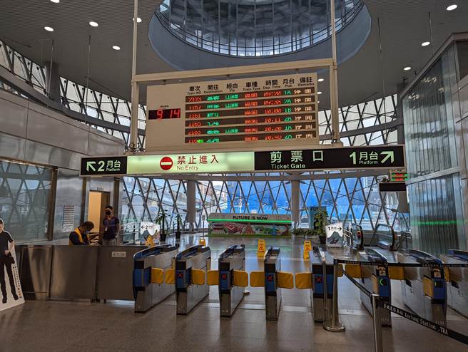 5月1日台铁停驶，基隆车站LED时刻表都显示停驶。（陈敬哲摄）