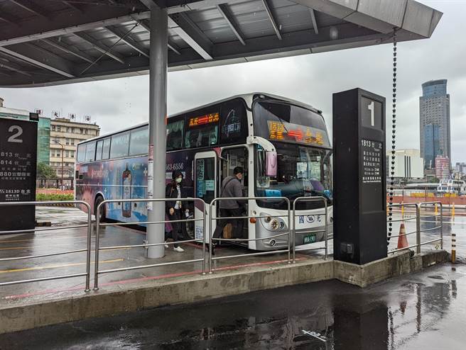 ▲5月1日台铁停驶，基隆民眾转由客运往返台北。（陈敬哲摄）