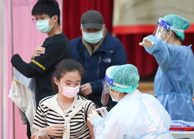 要不要让小孩打疫苗？医师直言两难，只能建议家长做「当下较好的选择」。（陈俊吉摄）