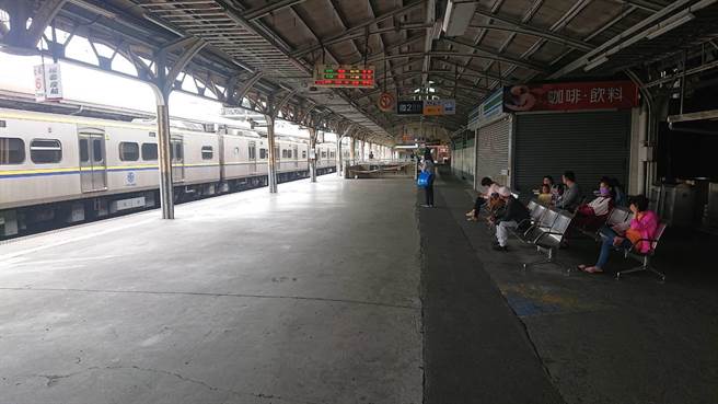 台铁五一不加班，台南车站仅开6班区间车，月台上显得冷清，只有零星搭区间车的乘客。（程炳璋摄）