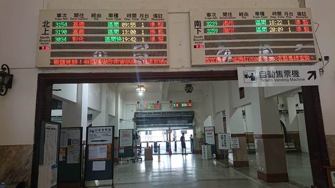 台铁员工发动五一劳动节不加班，台南车站内假日空荡荡。（程炳璋摄）