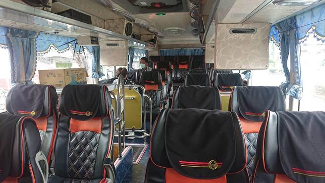 每班从台南开出到善化的类火车，几乎只有2、3位乘客搭乘。（程炳璋摄）